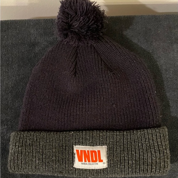 NWOT - VNDL Poof Beanie - Lot 1 - Picture 1 of 4